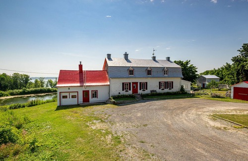 St-Francois-de-l'Ile-d'Orleans House | Ancestral House