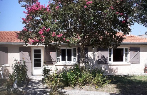 Civrac-en-Medoc House | anciene house, in stone, surrounded by walls, in a quiet village