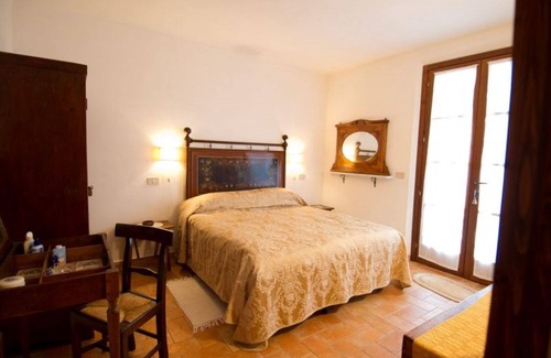 Binami Villa | Ancient farmhouse on a hilly and panoramic position, overlooking the Lake of Montepulciano. Ideal fo
