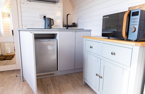 Arnold Cottage | ANDRUS - MAYFLOWER MEADOW, romantic, with hot tub in Brandesburton