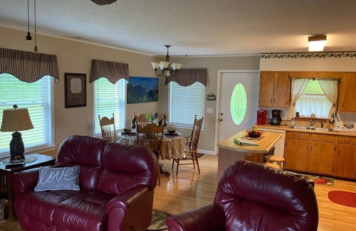 Franklin House | Andy's View- Enjoy a quiet mountain getaway near Franklin, North Carolina
