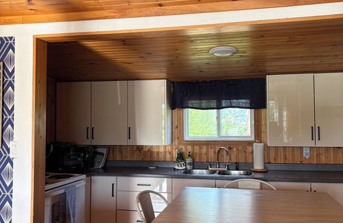 Borden-Carleton Cottage | Angela’s Cottage by the sea- steps away from private beach!