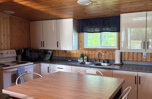 Borden-Carleton Cottage | Angela’s Cottage by the sea- steps away from private beach!