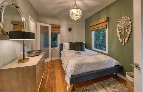Eagle Rock House | "Angels Landing" a chic pool & spa getaway w/ panoramic views