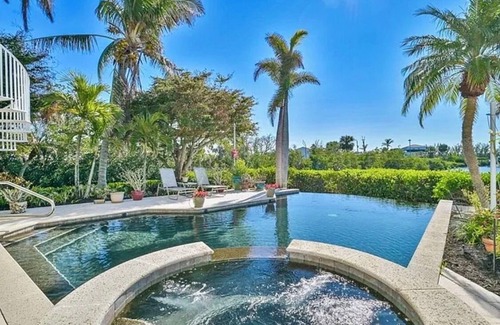 Bokeelia House | Angler's Luxury Waterfront in Bokeelia - Infinity Pool, Bar & Dock for Fishing