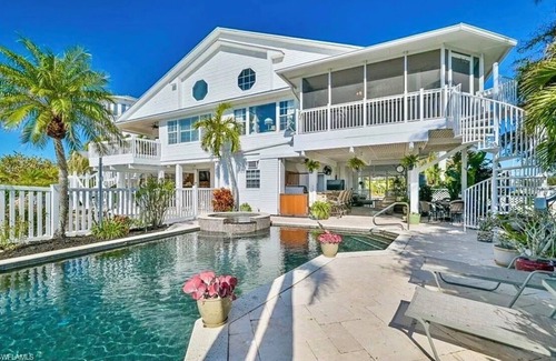 Bokeelia House | Angler's Luxury Waterfront in Bokeelia - Infinity Pool, Bar & Dock for Fishing