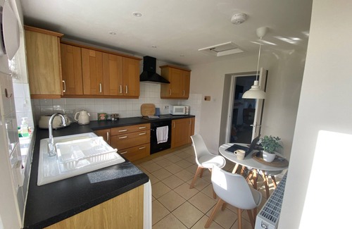 Pentre Berw House | Anglesey Retreat - 2 Beds - Sleeps 3 - Parking