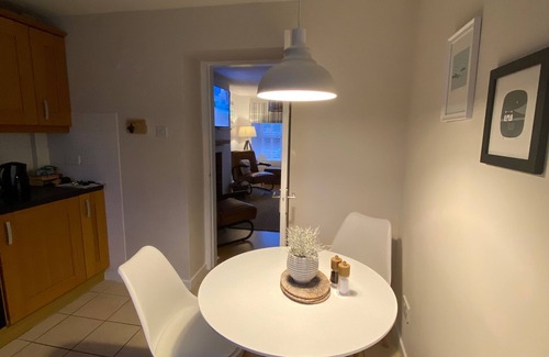 Pentre Berw House | Anglesey Retreat - 2 Beds - Sleeps 3 - Parking