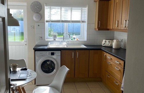 Pentre Berw House | Anglesey Retreat - 2 Beds - Sleeps 3 - Parking
