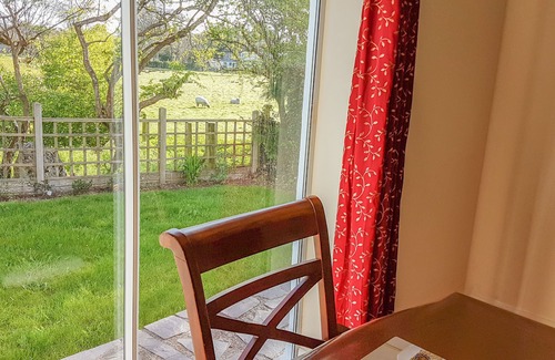 Menai Bridge Cottage | ANGLESEY WHITE HAVEN, pet friendly, with a garden in Menai Bridge