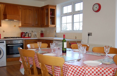 Tywyn House | Angorfa Family Holiday Home with Games Room