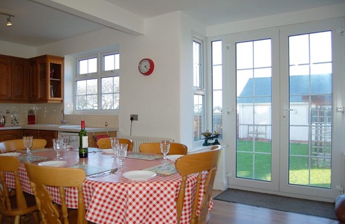 Tywyn House | Angorfa Family Holiday Home with Games Room