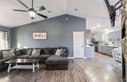 Ankeny House | Ankeny Stay | Gym | Game Room | Spa | BBQ | I-35