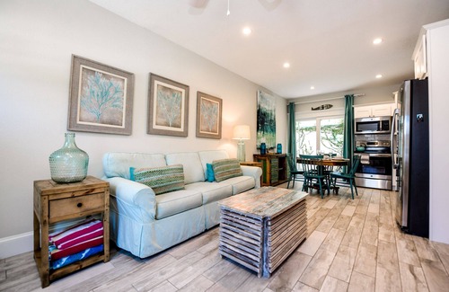 Anna Maria Villa | Anna Maria Island Bungalow with Pool! Across the street from Beach, near Pine Av