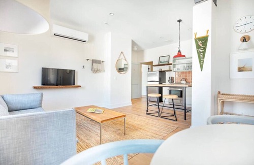 Yamacraw Village Condo | Annabelle 2D - Downtown 2 BR/2BA near City Market