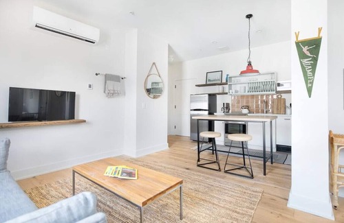 Yamacraw Village Condo | Annabelle 3D - 2BR, Full Kitchen near City Market