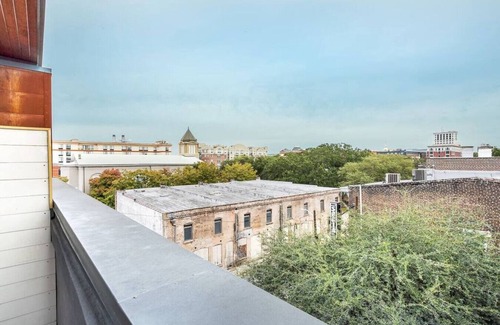 Yamacraw Village Apartment | Annabelle 4B - Bright Loft With a Patio in Downtown Savannah