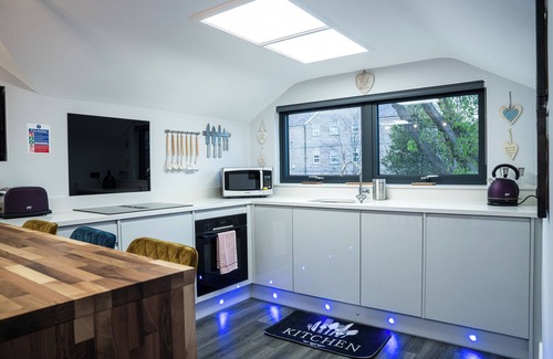 Ossett Apartment | Annex, 2 Bed, Sleeps 4, Parking