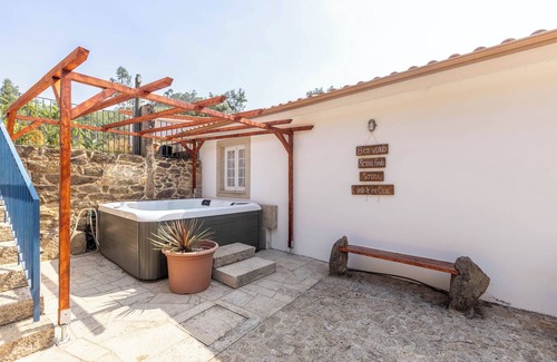Molares Apartment | Annexe en pleine Nature, a sure deconnexion. Swimming pool, jacuzzi and barbecue!
