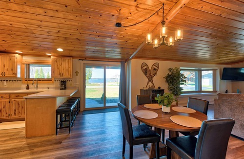 Indian River Cabin | Anni's Cottage, Located seconds away from Mullet Lake with free Wi-Fi