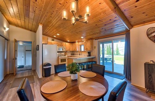 Indian River Cabin | Anni's Cottage, Located seconds away from Mullet Lake with free Wi-Fi