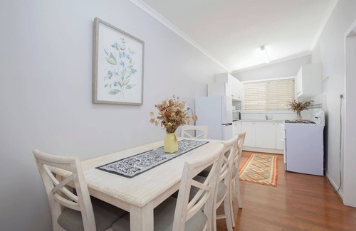 Charlestown House | Annies Cottage Relaxed Stay in Lake Macquarie