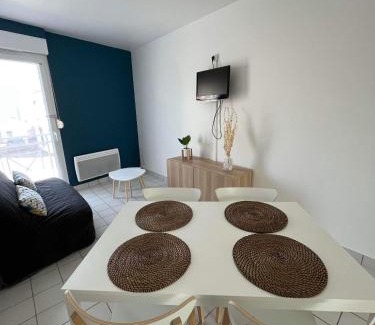 Ver-sur-Mer Apartment | Anselme, F2 duplex avec cour commune et proche de la mer ,2