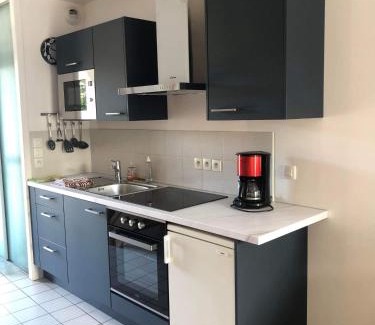 Ver-sur-Mer Apartment | Anselme, F2 duplex avec cour commune et proche de la mer ,2