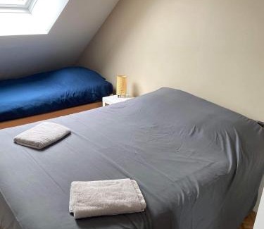 Ver-sur-Mer Apartment | Anselme, F2 duplex avec cour commune et proche de la mer ,2