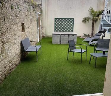 Ver-sur-Mer Apartment | Anselme, F2 duplex avec cour commune et proche de la mer ,2