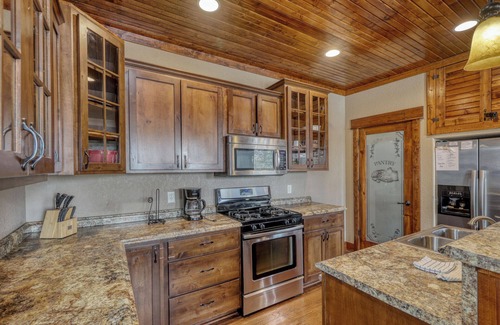 Lead Cabin | Antelope Acres | 5 Bed, 3 Bath
