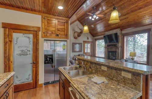 Lead Cabin | Antelope Acres | 5 Bed, 3 Bath