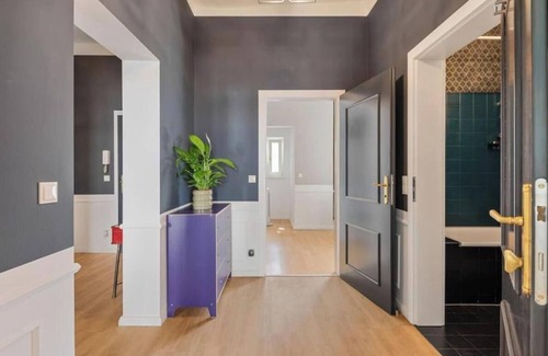 Rudolfsheim-Funfhaus Apartment | Anthrazit Oasis Near Center & Shopping Street – Spacious 3-Room Apartmentnn