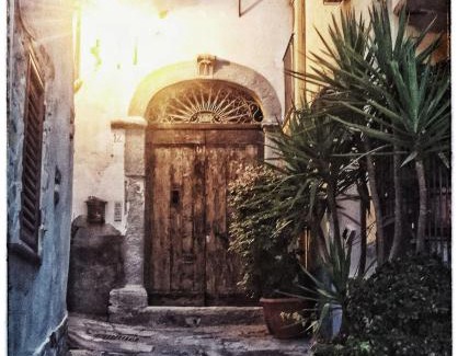 Regalbuto House | Antico Portale