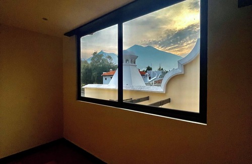 Ciudad Vieja House | Antigua Luxury Stay with Jacuzzi.nRoof top fire pit and those volcano views!