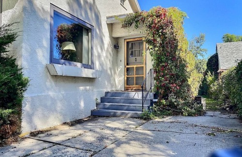 Billings House | Antique Charm by Hospital and Parks