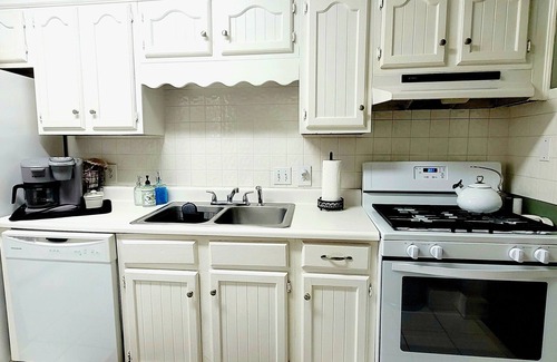 Historic Downtown Savannah House | Antique Gem! Amazing Antiques, Historic District Locale, + Coveted Free Parking