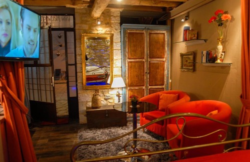 Dimitra Arkadias Apartment | Antique Luxury Groundfloor Suite