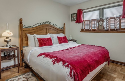 Midwest City House | Antique Retreat w/ Hot Tub - Step back in time and unwind / Sleeps 5+1