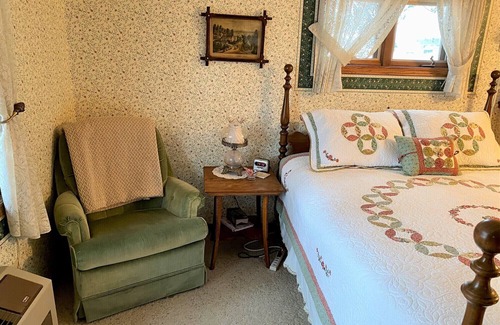 Baraboo Resort | Antique Room near Devils lake and Wisconsin Dells
