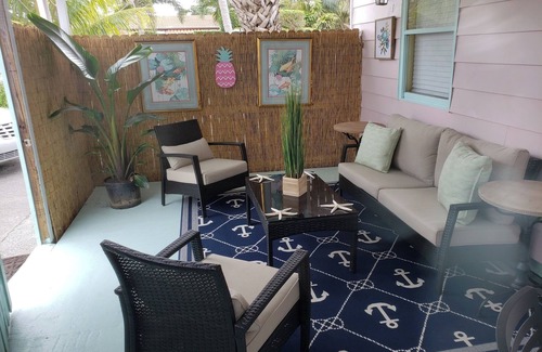 Parker Ridge Apartment | Antique Row Bungalow. Central, Comfy, Private Near Downtown, Beaches, & Parks.