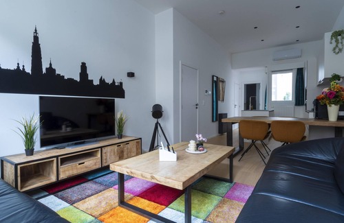 Amandus - Atheneum Apartment | Antwerp Gem: Stylish Apartment Near Trendy Eiland
