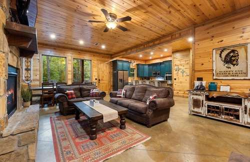 Broken Bow Cabin | Apache Trail Lodge, Pool Table, Play-Set, Hot Tub