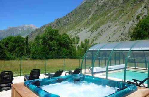 Pont des Oules House | Apartment 4/6 people, garden, indoor pool and jacuzzi