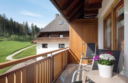 Schollach Apartment | Apartment 'Ost' with Shared Terrace, Shared Garden and Balcony