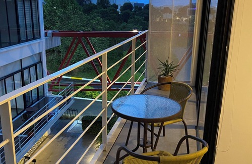Zona 16 Apartment | Apartamento moderno limpio con balcón área Cayala Embajada USA Explanada UValle