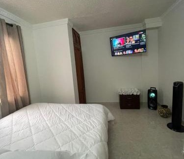 Palmira Apartment | Apartamento para máx 5 personas, habitación privada con cama doble , habitación abierta con camarote y sofá cama, comodo, bonito, central, bien ubicado, en el centro de palmira