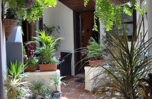 El Guincho Apartment | Apartamentos Monasterio de San Antonio - Mediterranes Apartment mit kleiner Terrasse im Innenhof