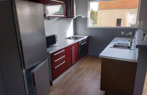Saint-Bonnet-sur-Gironde Apartment | Apartment 100 m2, 3 bedrooms, 5 beds Balcony (Smoking area).