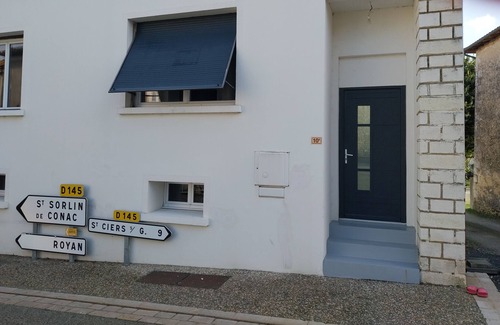 Saint-Bonnet-sur-Gironde Apartment | Apartment 100 m2, 3 bedrooms, 5 beds Balcony (Smoking area).